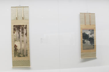 菱田春草≪秋木立≫1909年（左）、菱田春草≪松に月≫1906年