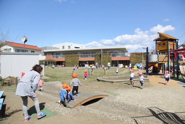 広々とした園庭で園児が元気に遊ぶ新町東保育園