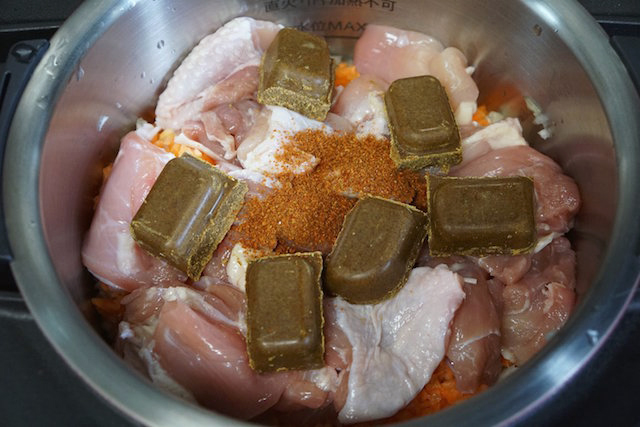 タマネギやにんじん、トマトなどの野菜をたっぷりと入れ、鶏肉とカレールウを投入して調理をスタート