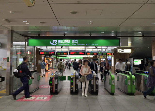 今回取り上げるJR恵比寿駅の西口。改札付近は開けていて、ベビーカーで通れる広い改札は足元がピンク色になっているなど分かりやすい