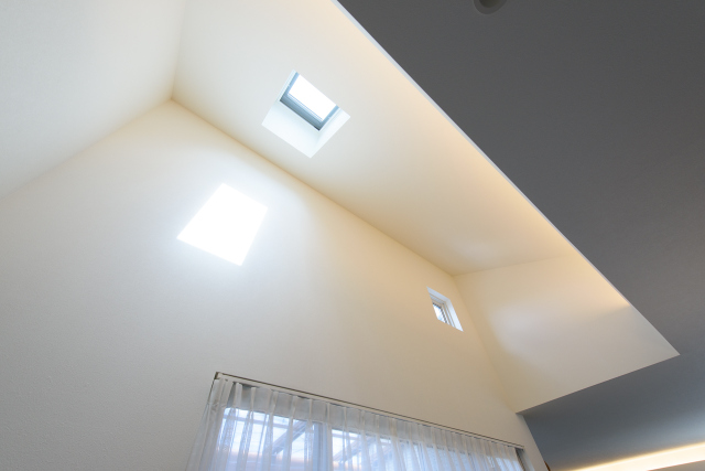 天井のトップライトから入る光が白い壁に拡がる