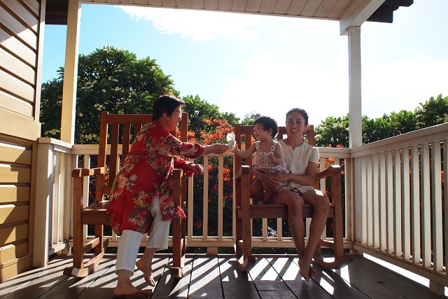 須賀さんは宿泊地として、一戸建ての「バケーションレンタル」を愛用。2家族以上の旅でも、同じ空間で時を過ごせるのがうれしい。広いラナイ(ハワイ式ベランダ)は、家族でゆっくりと過ごすのに最適