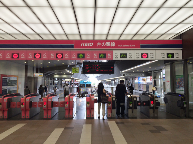京王井の頭線吉祥寺駅の改札。改札からホームへの行き来がしやすく、駅事務室も見つけやすい