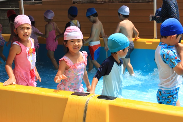 プールに盛り上がる子ども達。保育園の日々が楽しそうなのが伝わってくる