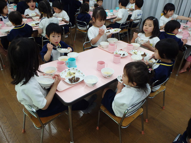 卵・乳製品・小麦を使わない「なかよし給食」を実践している、大阪府門真市のおおわだ保育園での食事風景