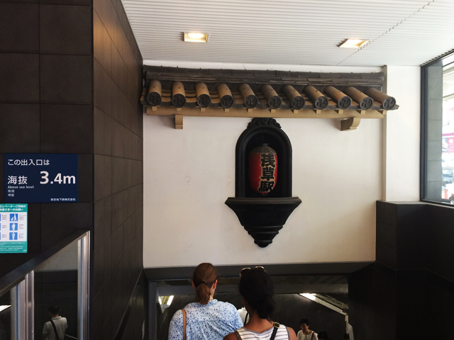 外国人観光客も多い浅草駅。写真はエレベーターの設置がある1番出口