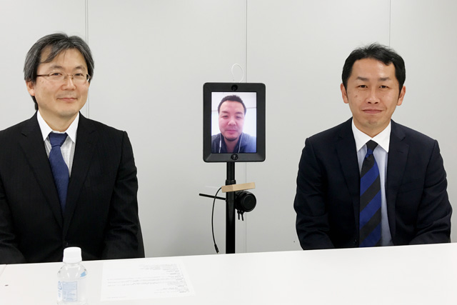 社長室長の山中敦さんはテレビ会議システムで取材にも参加してくれた。左はコーポレート管理本部総務部部長の木内宏幸さん、右はコーポレート管理本部人事部の枝松茂幸さん