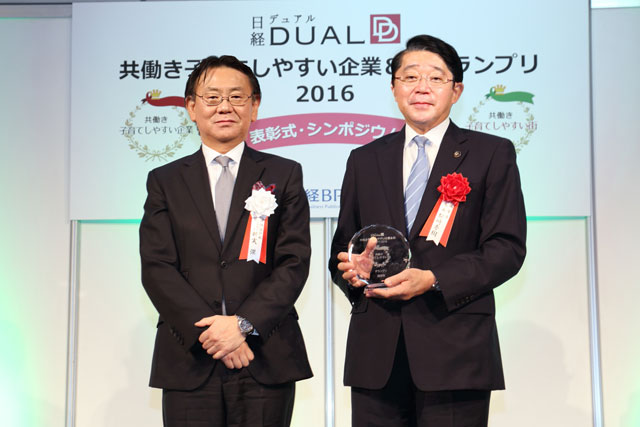 右が、東京を除く全国編で1位となった浦安市・市長、松崎秀樹さん