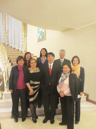 在メキシコ日本大使公邸での夕食会を終えて。前列右から2人目が山田彰大使。その向かって左隣がサンドラさん