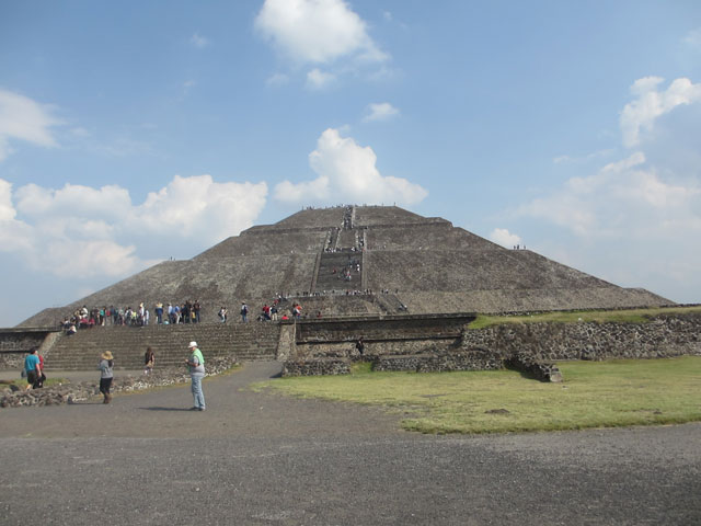 日本からの観光客も多数訪れるティオティワカン遺跡のピラミッド