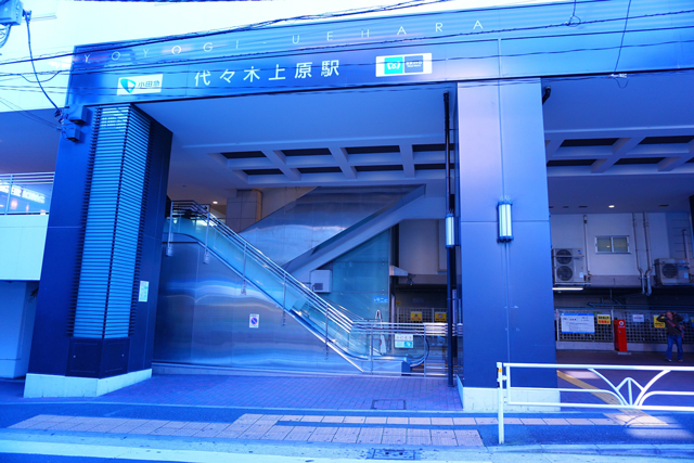 代々木上原駅の入口。エスカレーターの奥に北口エレベーターがある
