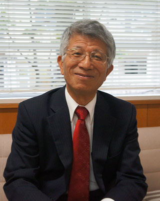 上峰町教育委員会で教育長を務める矢動丸壽之さん