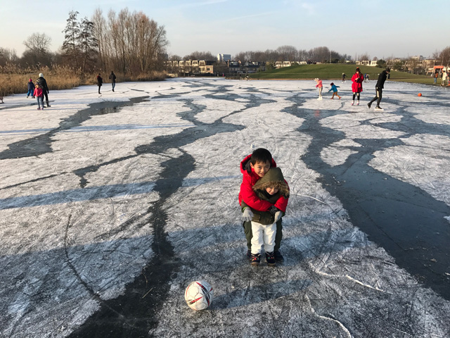 この寒さで公園にある池が凍り、ここぞとばかりに子どもたちはスケートを始めていた