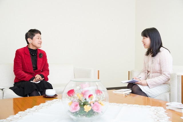 昭和女子大学総長・坂東眞理子さん（左）、DUAL編集長・羽生祥子（右）