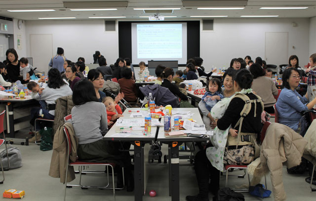 「ママボノ2016」の東京での参加者66人のうち約40人が参加。ジョブ・クラフティングの手法で、経験を言語化していきます