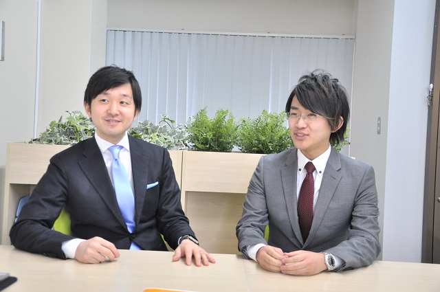 勉強のやり方を教える塾「プラスティー」代表の清水章弘さん（写真左）と、学習アプリの開発をしている綿貫知哉さん（右）