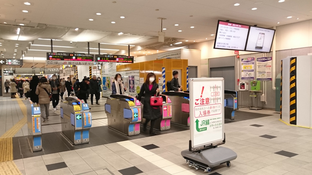 東急武蔵小杉駅の正面改札。入り口から改札まで段差がなくフラットなため、ベビーカーでも利用しやすい