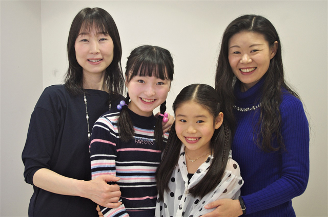 左から会順子さん、アニー役の会百花さんと野村里桜さん、野村菜々子さん
