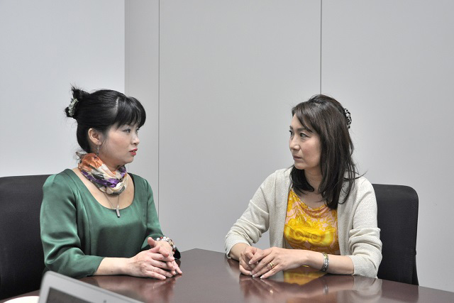 母娘問題研究家の麻生マリ子さん（写真左）と夫婦・家族問題評論家の池内ひろ美さん（写真右）