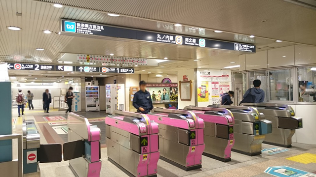 南北線後楽園駅の後楽園方面改札。東京ドームなどに一番近い改札だが、南北線のホームからは直接エレベーターでは行けないので注意