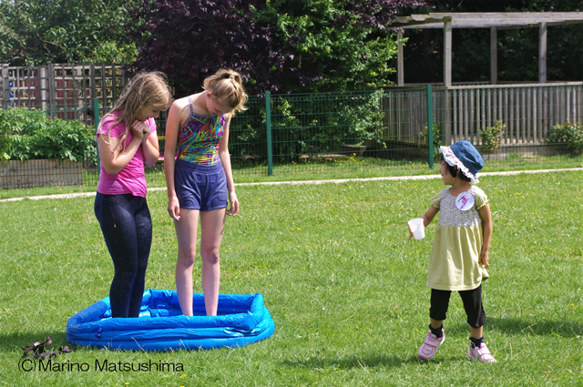英国ケンブリッジ、チェリー・ヒントン地区のホリデイ・クラブでは、水かけ遊びが恒例。学生ボランティア扮するターゲットに、子どもたちはかわるがわる水をかけに行く