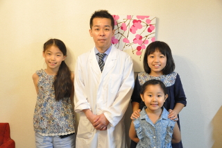 三人の小学生が実験！　写真左からあおいちゃん（小4）、辻先生、すずかちゃん（小4）、さえかちゃん（小1）

