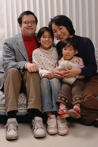 2005年12月、当時2歳の次女を迎えて3日目に家族写真を撮った（撮影：井坂英彰）

