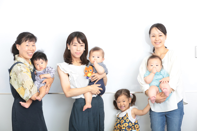 座談会に集まってくれたワーキングマザーの皆さん。左から加藤さん、岸田さん、芹江さん。