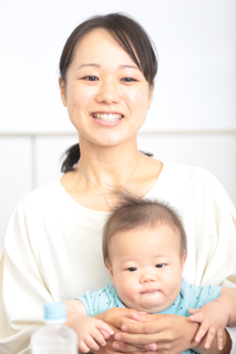 中学校で国語を教えている芹江さん。1人目のお子さんが3か月のときに「Worldwide Kids」をスタートさせた。