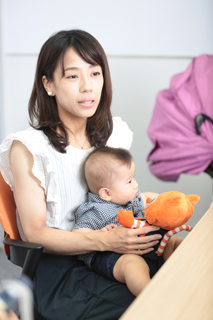 損保で営業を担当する岸田さんは、お子さん（写真）が月齢4か月のときに「Worldwide Kids」を開始。早くも効果を実感しているという。