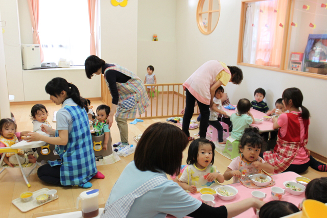 人数の多い1歳児は、少人数のグループごとに先生がついて食事のサポートをしている