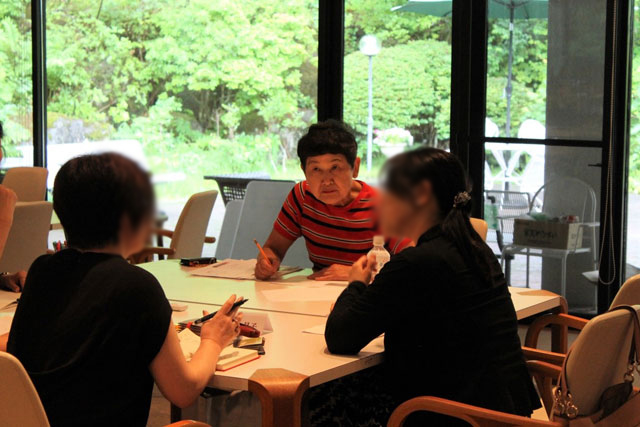 昭和女子大学理事長の坂東眞理子さんはグループセッションにも張り付き、言葉に耳を傾けていました
